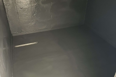 WC ve banyo gibi ıslak hacimlerde yapılan su yalıtımı uygulaması, zeminde ve duvarlarda uzun ömürlü sızdırmazlık sunar.