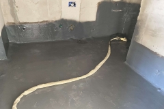 WC ve banyo gibi ıslak hacimlerde yapılan su yalıtımı uygulaması, zeminde ve duvarlarda uzun ömürlü sızdırmazlık sunar.