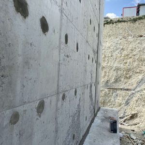 bina-perde-6 Bina perde duvarlarında polyurea sprey su yalıtımı uygulaması, yeraltı su sızıntılarına karşı etkili koruma sağlar.