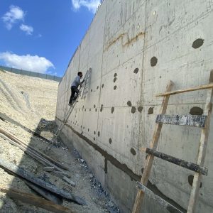 bina-perde-5 Bina perde duvarlarında polyurea sprey su yalıtımı uygulaması, yeraltı su sızıntılarına karşı etkili koruma sağlar.