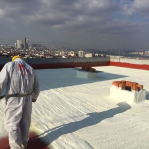 Çatılarda poliüretan sprey izolasyon uygulaması, su geçirmezlik ve ısı yalıtımı sağlayarak enerji tasarrufu sunar.