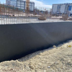 bina-perde-4 Bina perde duvarlarında polyurea sprey su yalıtımı uygulaması, yeraltı su sızıntılarına karşı etkili koruma sağlar.