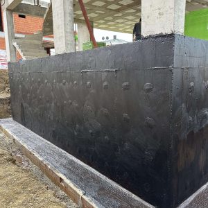 bina-perde-3 Bina perde duvarlarında polyurea sprey su yalıtımı uygulaması, yeraltı su sızıntılarına karşı etkili koruma sağlar.