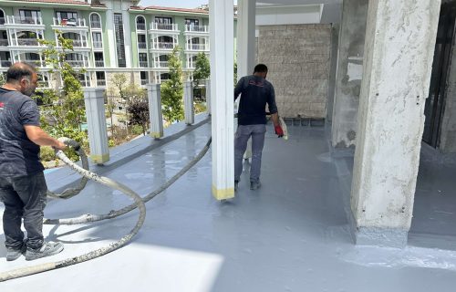 Emlak Konut projelerinde çatı ve teras alanlarında yapılan su yalıtımı çalışmaları.