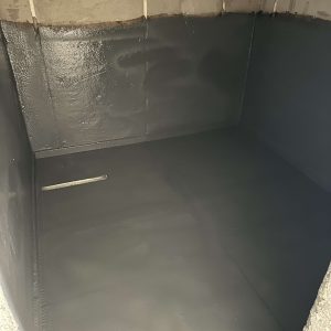 islak-hacim-3 WC ve banyo gibi ıslak hacimlerde yapılan su yalıtımı uygulaması, zeminde ve duvarlarda uzun ömürlü sızdırmazlık sunar.