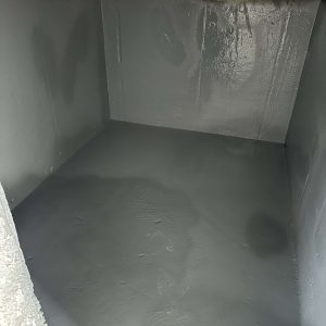 islak-hacim-1 WC ve banyo gibi ıslak hacimlerde yapılan su yalıtımı uygulaması, zeminde ve duvarlarda uzun ömürlü sızdırmazlık sunar.