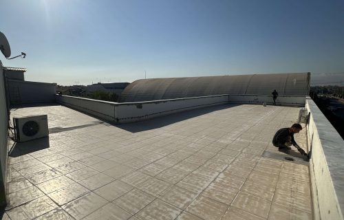 Mefkure Okulları binalarında çatı izolasyonu ve su yalıtımı çalışmaları.