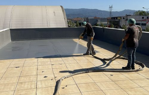 Mefkure Okulları binalarında çatı izolasyonu ve su yalıtımı çalışmaları.