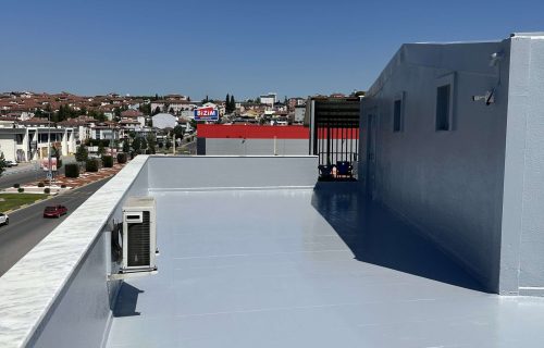 Mefkure Okulları binalarında çatı izolasyonu ve su yalıtımı çalışmaları.