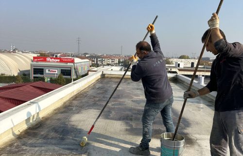 Mefkure Okulları binalarında çatı izolasyonu ve su yalıtımı çalışmaları.