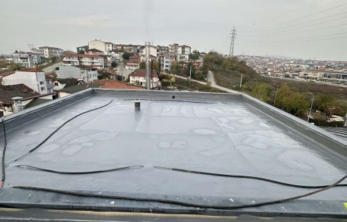 Mefkure Okulları binalarında çatı izolasyonu ve su yalıtımı çalışmaları.