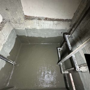 asansor-1 Asansör kuyusunda uygulanan su yalıtımı, yeraltı su sızıntılarına ve nem hasarına karşı güvenilir koruma sağlar.