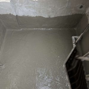 asansor-2 Asansör kuyusunda uygulanan su yalıtımı, yeraltı su sızıntılarına ve nem hasarına karşı güvenilir koruma sağlar.
