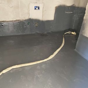islak-hacim-2 WC ve banyo gibi ıslak hacimlerde yapılan su yalıtımı uygulaması, zeminde ve duvarlarda uzun ömürlü sızdırmazlık sunar.