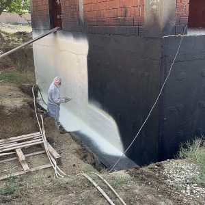 bina-perde-2 Bina perde duvarlarında polyurea sprey su yalıtımı uygulaması, yeraltı su sızıntılarına karşı etkili koruma sağlar.